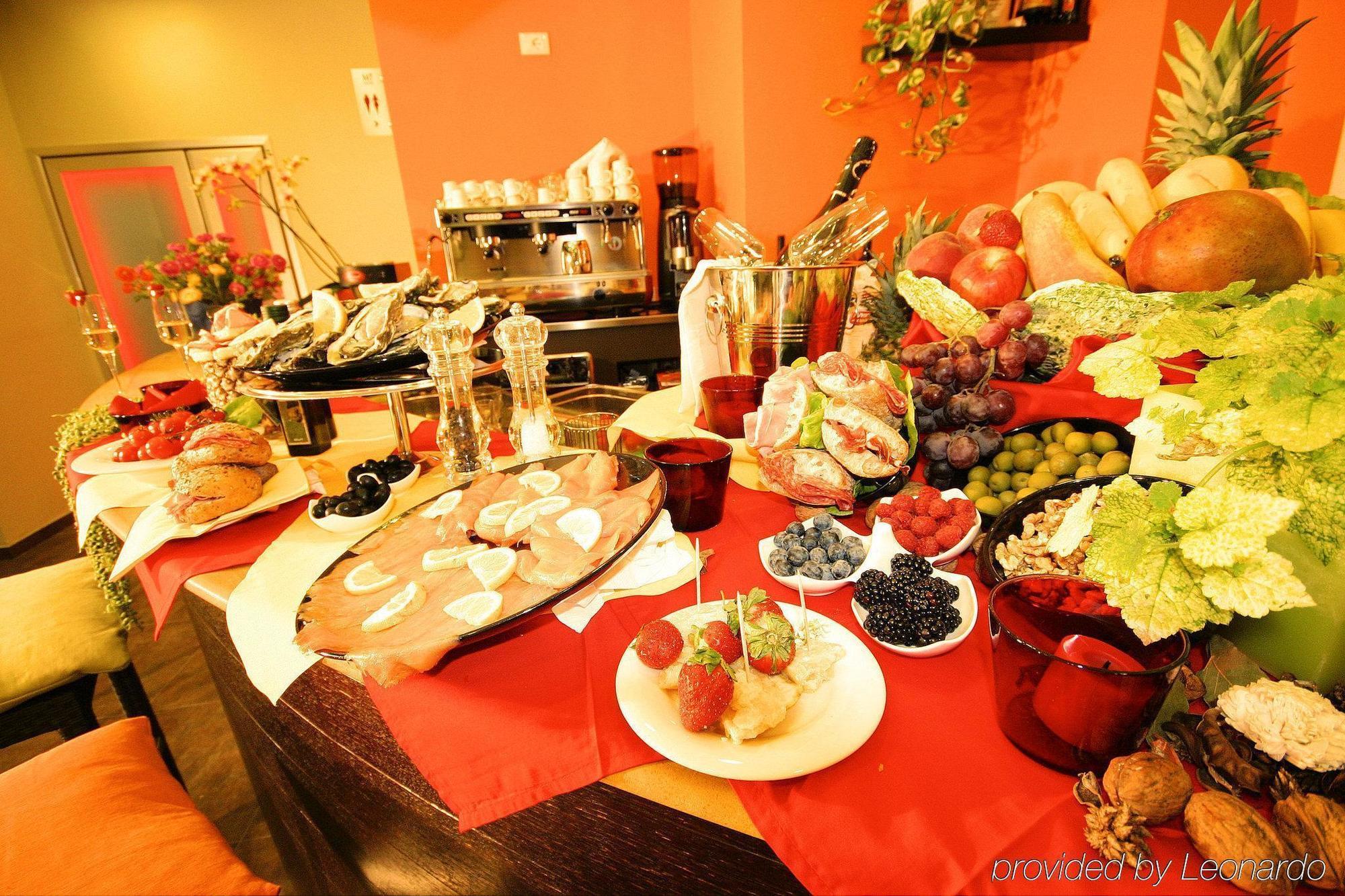 Mihotel Мілан Ресторан фото